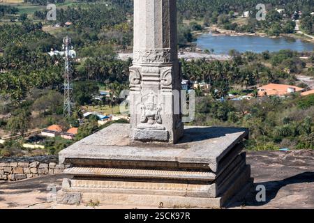Steinschnitzerei eines Jain Tirthankara auf einer antiken Säule in der historischen Stadt Shravanabelagola. Stockfoto
