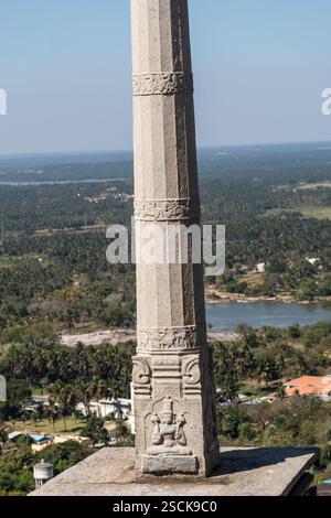 Steinschnitzerei eines Jain Tirthankara auf einer antiken Säule in der historischen Stadt Shravanabelagola. Stockfoto
