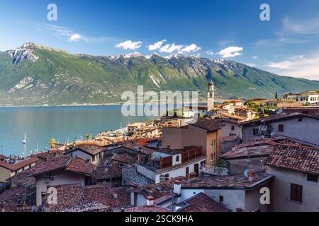 Limone Sul Garda Stadt am Ufer des Gardasees mit Bergen im Hintergrund, Italien, Europa. Stockfoto
