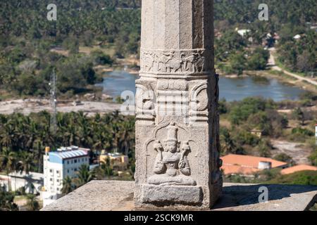 Steinschnitzerei einer Gottheit auf einer antiken Säule in der historischen Stadt Shravanabelagola. Stockfoto