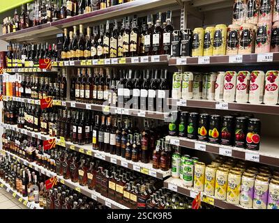 Kiew, Ukraine - 04. Februar 2025: Verschiedene alkoholische Getränke ordentlich in Regalen in einem Geschäft angeordnet Stockfoto