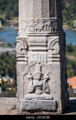 Wunderschöne Steinschnitzerei einer mythologischen Gottheit auf einer Säule eines antiken Tempels in Shravanabelagola. Stockfoto