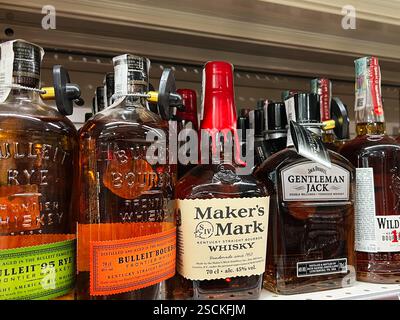 Kiew, Ukraine - 04. Februar 2025: Auswahl an Bourbon- und Whisky-Sorten in den Regalen des Geschäfts zum Kauf Stockfoto