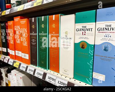 Kiew, Ukraine - 4. Februar 2025: Eine Auswahl an Whisky-Marken mit Preisen in den Verkaufsregalen Stockfoto