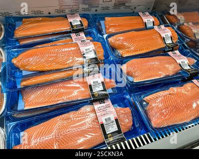 Haut auf Lachsfilets in einem Kühlkoffer in einem Sam's Club Store. Merrillville, USA, 6. Februar 2025 Stockfoto