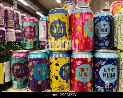 Kiew, Ukraine - 4. Februar 2025: Verschiedene Dosen mit Yummy Miami Soda-Aromen ordentlich in einem Ladenregal angeordnet Stockfoto