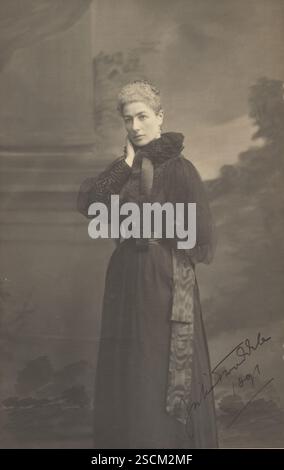 Julia Tweeddale, 1891. Porträt von Julia, Marchioness von Tweeddale. Sie trägt ein dunkles Kleid mit Rüschenkragen. Sie hält eine Hand an ihrem Hals und die andere hinter ihrem Rücken. Stockfoto