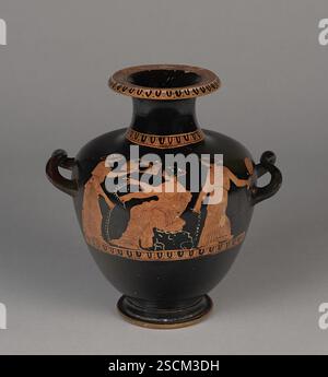 Dachboden Rotfigur Hydria, 410-400 v. Chr. Wasserbehälter mit Frauen. Zusätzliche Info: Dreistichhydria mit drei Frauen am Körper. In der Mitte, eine sitzende Frau links, die eine Halskette hält. Sie sitzt auf einem Felsen und trägt ein Chiton. Für die Bindung in ihrem Haar wird weiß hinzugefügt. Die Frau auf der linken Seite, die ein Band um den Kopf trägt (mit weißen Punkten) und ein Chiton, hält mit ihrer rechten Hand einen Sarg (mit Streifen und Kreisen verziert, gekrönt von zwei weißen Kugeln, vielleicht Früchten) und mit ihrer linken eine Halskette. Ihr Gegenstück auf der rechten Seite ist ähnlich gekleidet und hält einen Spiegel und eine Halskette. Stockfoto