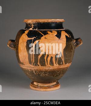 Dachboden Rotfigurenstamnos, 470-460 v. Chr. Zusätzliche Info: Diese Stamnos ist fast vollständig und wurde aus Fragmenten rekonstruiert. Es ist mit einem mäanderförmigen Band um den Rand und einem anderen als Grundlinie auf dem Körper verziert. Seite A zeigt den Abgang eines Jugendlichen. Rechts steht der Junge hinter seinem Pferd mit einem kurzen Chiton, chlamys und petasos. Er trägt zwei Speere in der rechten Hand und dreht den Kopf zurück, um einen alten Mann zu sehen, der in Chiton und Himation gekleidet ist und einen Stab in der rechten Hand trägt. Sein weißes Haar ist ein Indikator für sein Alter. Auf Seite B sind drei bemannte Jugendliche im Gespräch. Stockfoto