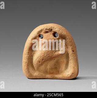 Gewicht des Webstuhls mit Spinneile, 3.-2. Jahrhundert v. Chr. Zusätzliche Informationen: Gewicht des halbkugelförmigen Webstuhls mit zwei Bohrungen. Vorne (abgenutzt) eine Eule mit Flügeln, Füßen und Armen. Die zusätzlichen Gliedmaßen ermöglichen es ihm, einen Distav zu halten und Wolle aus einem konischen Korb unter der Spindel zu spinnen. Trotz der Assoziation der Eule mit Athen scheinen die Labelgewichte mit einer Spinneule ein einzigartiges Merkmal der süditalienischen Halbinsel zu sein. Das Gewicht des Webstuhls besteht aus rosa bis rotem Ton mit Kalkeinschlüssen, kleinen Glimmer- und roten Einschlüssen und Spuren von weißem Abrutschen. Stockfoto