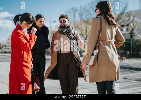 Gruppe von stilvollen Einzelpersonen, die im Freien ein Gespräch führen Stockfoto