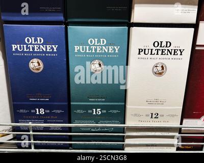 Kiew, Ukraine - 4. Februar 2025: Verschiedene Verpackungen von Old Pulteney Whisky, die Alter, Herkunft und Details hervorheben Stockfoto