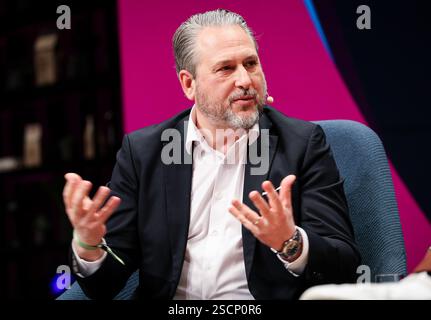 Hamburg, Deutschland. Februar 2025. Ilja Kaenzig, Geschäftsführerin des VfL Bochum, während einer Podiumsdiskussion auf der SPOBIS-Branchenkonferenz im Congress Center Hamburg (CCH). Quelle: Christian Charisius/dpa/Alamy Live News Stockfoto