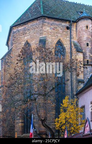 Weihnachtsmarkt in den Gassen der historischen Altstadt vor der Dominikanerkirche, Colmar, Oberrhein-Departement, Elsass, Frankreich. Stockfoto