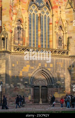 Touristenszene vor der südlichen Querfassade des St. Martin's Minster in Colmar, Departement Haut-Rhin, Elsass, Frankreich, nur für redaktionelle Zwecke. Stockfoto