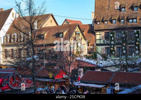Weihnachtsmarkt in den Gassen der historischen Altstadt von Colmar, Departement Oberrhein, Elsass, Frankreich, nur für redaktionelle Zwecke. Stockfoto