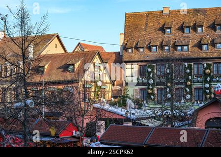 Weihnachtsmarkt in den Gassen der historischen Altstadt von Colmar, Departement Oberrhein, Elsass, Frankreich, nur für redaktionelle Zwecke. Stockfoto