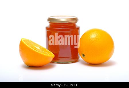 Marmelade im Glasgefäß mit frischen Orangen auf weißem Hintergrund Stockfoto