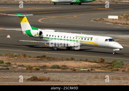 Avión de Línea Regional Embraer 145 de la aerolínea Mauritania Airlines International en el aeropuerto de Gran Canaria, Gando. Stockfoto