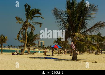 VAE; 31. OKTOBER 2013. Wunderschöner Strand mit Palmen in den Vereinigten Arabischen Emiraten Stockfoto