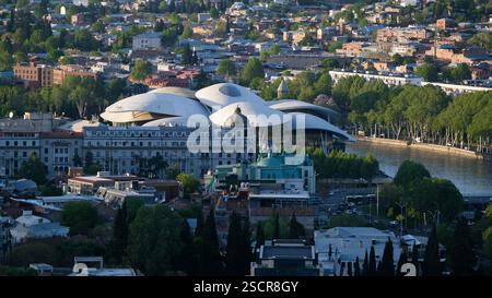 Ein Panoramablick auf das Stadtzentrum von Tiflis, der Hauptstadt von Georgien, mit dem Gebäude des House of Justice. Stockfoto