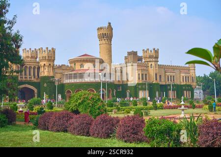 Der 1878 erbaute Bangalore Palast zeigt die Architektur der Tudor und Gotik, die die königliche Geschichte von Bangalore widerspiegelt. Umgeben von üppigen Gärten. Stockfoto