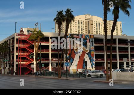 Farbenfrohes Wandgemälde an der Wand des Parkhauses an der 4th St & Carson St, Las Vegas, Casino District. Die Kunst zeigt einen Tiger. Stockfoto
