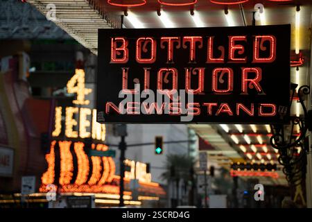 Neonschild für einen Kiosk für Flaschenlikör im 4 Queens Hotel in Las Vegas. Stockfoto