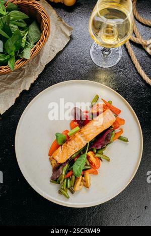 Gegrilltes Lachsfilet mit frischem Gemüse, serviert auf einem Teller, elegante Präsentation Stockfoto