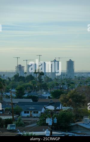 Scottsdale, AZ, USA - 20. JAN 2025 - Ein Blick über Scottsdale, Phoenix, Arizona, mit Blick auf die Zersiedelung der Innenstadt und weit entfernte Berge. Stockfoto