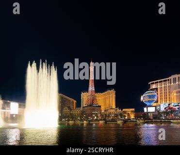 Die Bellagio Springbrunnen zeigen ein spektakuläres Licht und Wasser bei Nacht, vor dem Eiffel Tower Hotel, Las Vegas. Stockfoto