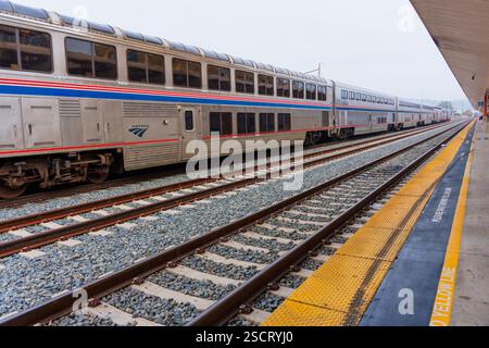 Los Angeles, Kalifornien - 30. Dezember 2024: Amtrak-Zug am Bahnhof von Los Angeles zeigt das städtische Stadtbild. Stockfoto