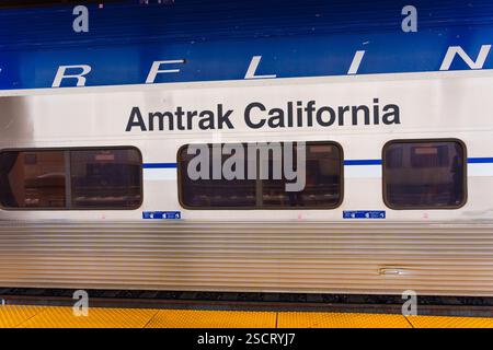 Los Angeles, Kalifornien - 30. Dezember 2024: Detail des Amtrak California Zugwagens mit Branding am Bahnhof von Los Angeles. Stockfoto