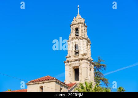 Riverside, Kalifornien - 30. Dezember 2024: Atemberaubender Blick auf den Glockenturm an der First Congregational Church in Riverside, Kalifornien, vor einem Stockfoto