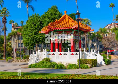 Riverside, Kalifornien - 30. Dezember 2024: Traditioneller chinesischer Pavillon, umgeben von Grün, mit kunstvoller Architektur inmitten des sonnigen Riverside, Stockfoto