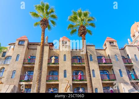 Riverside, Kalifornien - 30. Dezember 2024: Fesselnder Blick auf das Mission Inn Hotel in Riverside, Kalifornien, mit festlichen Figuren auf dem bal Stockfoto