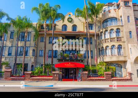 Riverside, Kalifornien - 30. Dezember 2024: Vorderansicht des Mission Inn in Riverside, Kalifornien, mit einladendem Eingang und lebhaftem Flair Stockfoto