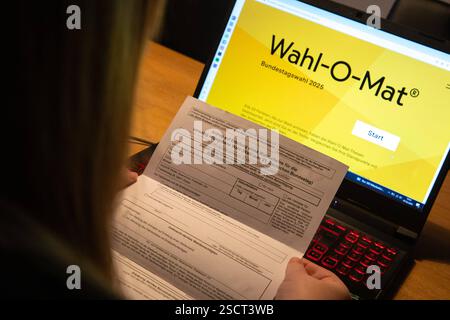 07.02.2025, xtgx, Symbolfotos Wahl-O-Mat zur Bundestagswahl. Startseite des Wahl-O-Mat, amtliche Wahlbenachrichtigung, Antrag auf Wahlschein, Briefwahl. Wolfsburg *** 07 02 2025, xtgx, Symbolfotos Wahl O Mat zur Bundestagswahl Startseite der Wahl O Mat, amtliche Wahlmitteilung, Antrag auf Wahlkarte, Briefwahl Wolfsburg Stockfoto