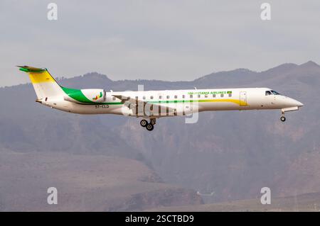 Avión de Línea Regional Embraer 145 de la aerolínea Mauritania Airlines International aterrizando en el aeropuerto de Gran Canaria, Gando. Stockfoto