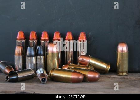 Verschiedene Größen und Kaliber verschiedener Pistolenpatronen. Stockfoto