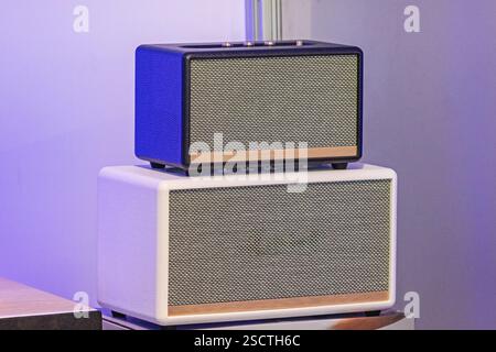 Gestapelte Kabellose Bluetooth ® Lautsprecher Im Retro-Stil Musiktechnologie Stockfoto