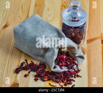 Karkade Tee in einem Sack mit Gewürzen auf einem Holztisch Stockfoto