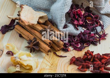 Karkade Tee in einem Sack mit Gewürzen auf einem Holztisch Stockfoto
