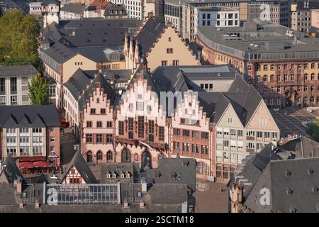 Deutschland, Hessen, Frankfurt, Altstadt Altstadt, Romerberg Platz mit restaurierten Gebäuden nach dem 2. Weltkrieg einschließlich Haus Romer, Rathaus vom Aussichtsturm des Frankfurter Doms aus gesehen. Stockfoto