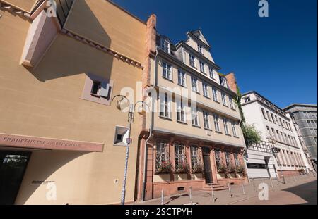 Deutschland, Hessen, Frankfurt, Blick auf die Straße des Goethe-Hauses, Geburtshaus und Kindheitshaus des deutschen Dichters und Dramatikers Johann Wolfgang von Goethe, ursprünglich 1618 erbaut, aber im 2. Weltkrieg zerstört und 1951 wieder aufgebaut. Stockfoto