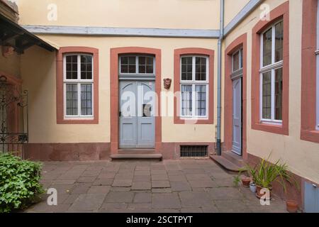 Deutschland, Hessen, Frankfurt, Innenhof Eingang zum Innern des Goethe-Hauses, Geburtshaus und Kindheitshaus des deutschen Dichters und Dramatikers Johann Wolfgang von Goethe, ursprünglich 1618 erbaut, aber im 2. Weltkrieg zerstört und 1951 wieder aufgebaut. Stockfoto