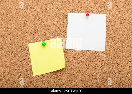 Farbenfrohe Haftnotizen auf Korkbrett zur Erinnerung und Organisation Stockfoto