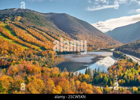 Blick auf den Echo Lake vom Artist's Bluff im Herbst. Herbstfarben im Franconia Notch State Park. White Mountain National Forest Stockfoto