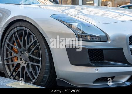 Eleganter Sportwagen, der elegant auf einer sonnigen Stadtstraße parkt Stockfoto