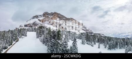 Der Blick von der Drohne auf den Sasso di Santa Croce zeigt seine majestätischen schneebedeckten Klippen und Alpenwälder, die mit frischem Schnee bedeckt sind, und unterstreicht die Schönheit von t Stockfoto